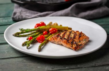 grilled salmon with asparaagus and red tomatoes
