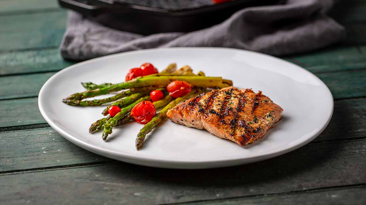 grilled salmon with asparaagus and red tomatoes